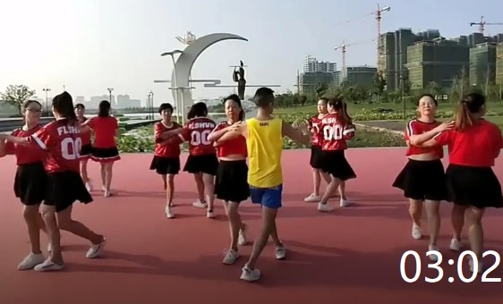 城城广场舞《北京的金山上》赛前双人舞演练，跳的真好