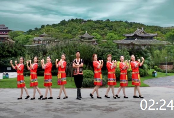 凤凰六哥广场舞《三月三》原创民族舞团队版！