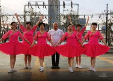 合肥庆庆广场舞《灰姑娘》团队表演32步 背面演示及分解教学 编舞庆庆