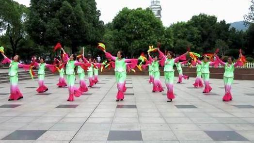 玉米广场舞《相约草原》表演玉米队三，领队杨素珍