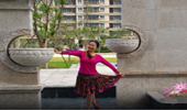 应子广场舞《在这里生活多幸福》演示和分解动作教学 编舞应子