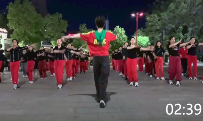 笑春风广场舞近期最爆火秧歌舞《青山绿水》激情无限，嗨翻广场！
