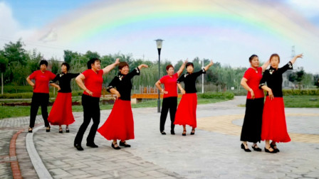 阿采原创广场舞变队形比赛扇子舞《东方红》农村大妈们跳出正能量
