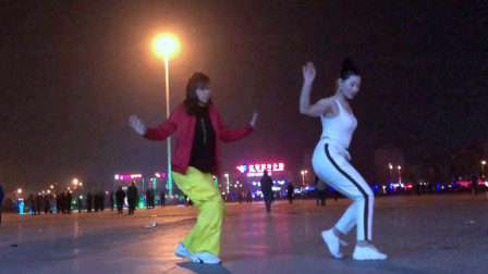 青青世界广场舞这才叫真正的尬舞《跳大神》不专业但很敬业哦