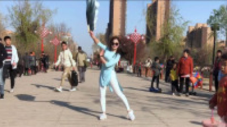 青青世界广场舞小姨带大妈跳魔性舞《咚咚锵天灵灵》