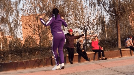 青青世界广场《微信摇一摇》趣味健身操三个女人一台戏一言不合就跳舞