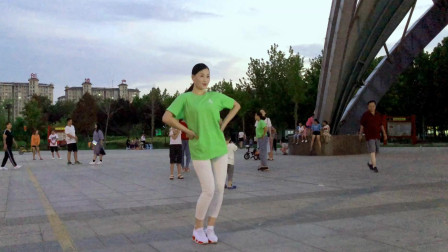 青青世界广场舞三姐妹齐跳32步恰恰广场舞《我最爱的人在哪里》