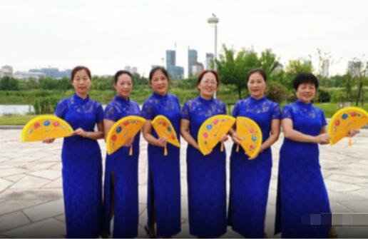 安徽滁州恋红颜广场舞《中国茶》折扇旗袍走秀 背面演示及分解教学