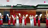茉莉广场舞《梅花泪》旗袍走秀13人羽毛扇捧花变队形 演示和分解动作教学