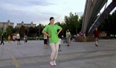 青青世界广场舞 三姐妹齐跳32步恰恰广场舞《我最爱的人在哪里》