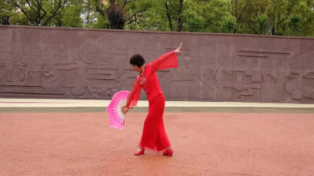 32步广场舞《花儿哪有阿妹俏》万紫千红装扮世界美妙好看又简单