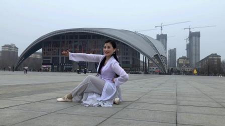 青青世界广场舞经典老歌新跳《触电》妹妹跳的太有活力了招路人拍摄围观