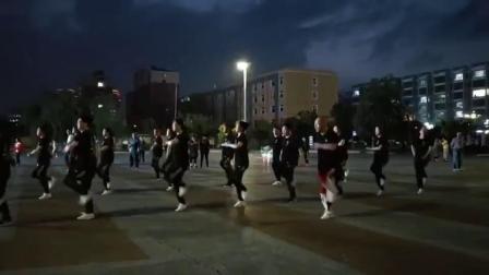 最新广场舞《渴死的鱼DJ》网络火爆流行含分解动作教学