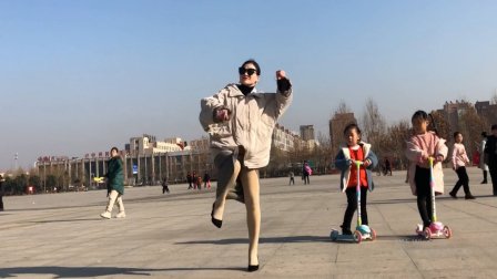 青青世界广场舞喜迎2019年公司晚会必跳的舞蹈《bangbangbang》好酷哦想学吗