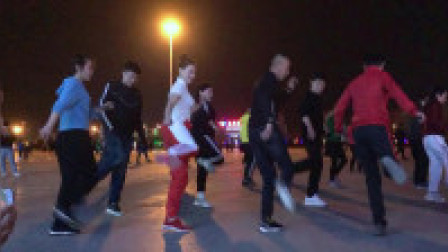 青青世界广场舞网红摆跨38步自由舞《天王盖地虎DJ》