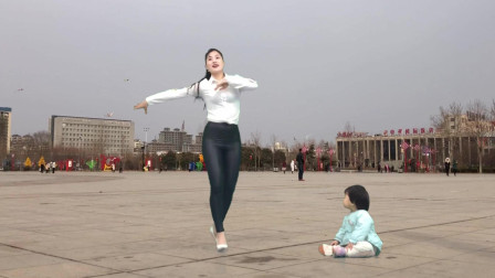 青青世界广场舞老婆过一个年长胖了5斤《跳舞都笨拙了》裤子都小了很多