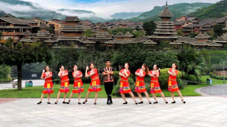 今天跳舞的人好多个个都喜欢跳黄梅戏民族舞《新天仙配》