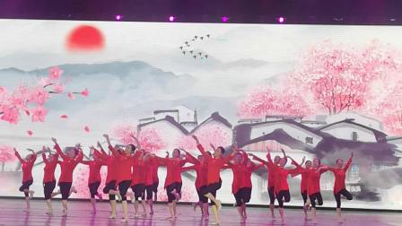凤凰六哥广场舞《西海情歌》镜涵舞蹈队表演太美了