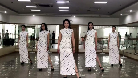 2019最新中老年旗袍模特表演之180度上步转身吴亚非教学