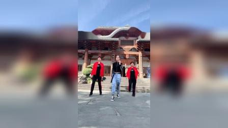 #广场舞三姐妹跳广场舞太专业其他人都不敢跳了只能看她们表演
