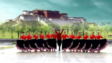 这里的地方真美男子带领姐妹们随音乐舞起藏族舞蹈