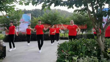 乡村小美女跳广场舞《北京的金山上》